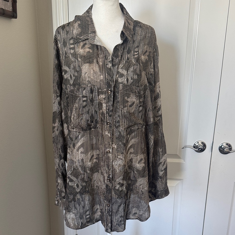 Pilcro Women’s Black and Tan Patterned Shirt